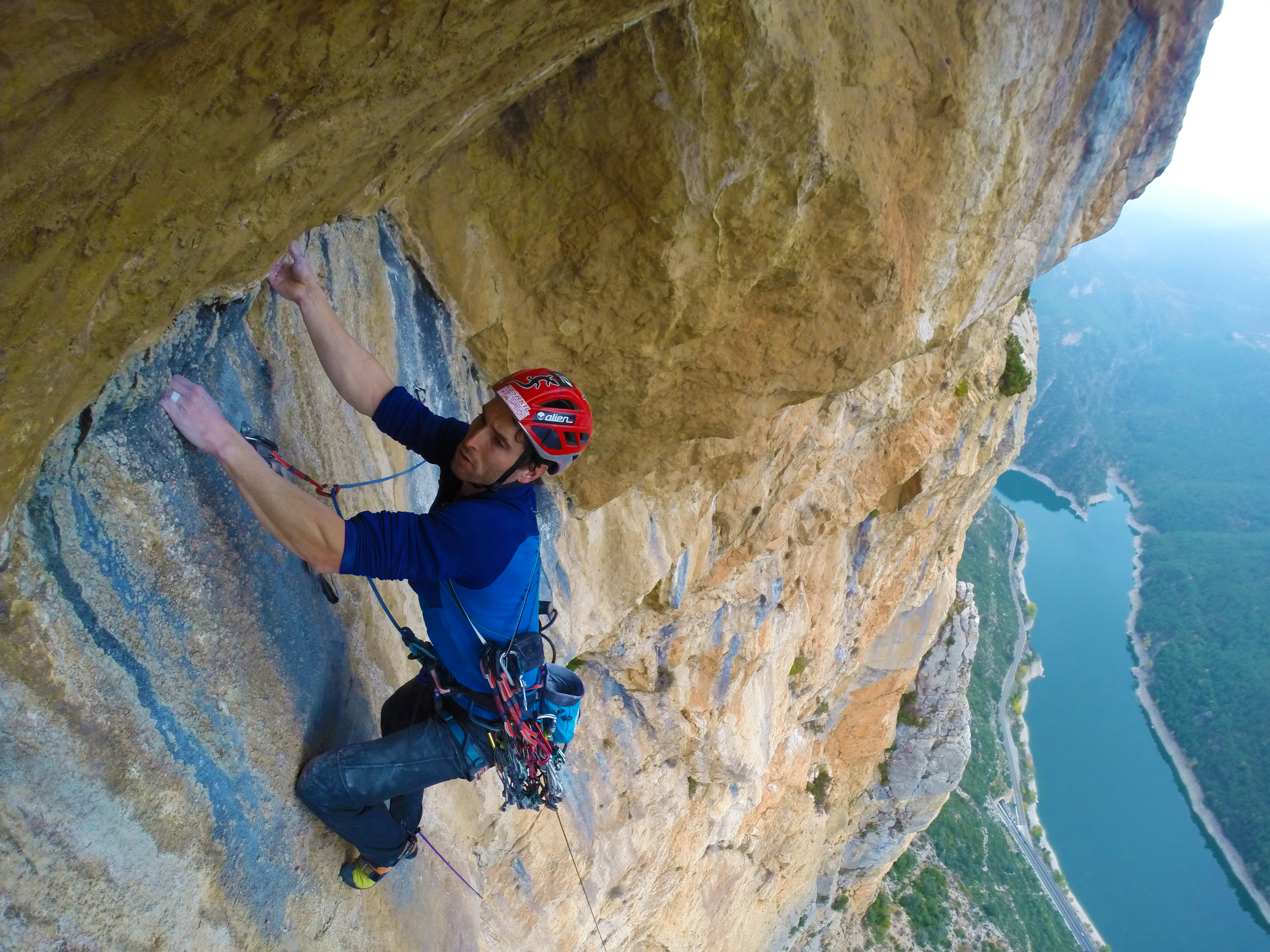 L'Eix del mal 8b 340m Ekaitz Maiz abriendo el 6. largo (8a)