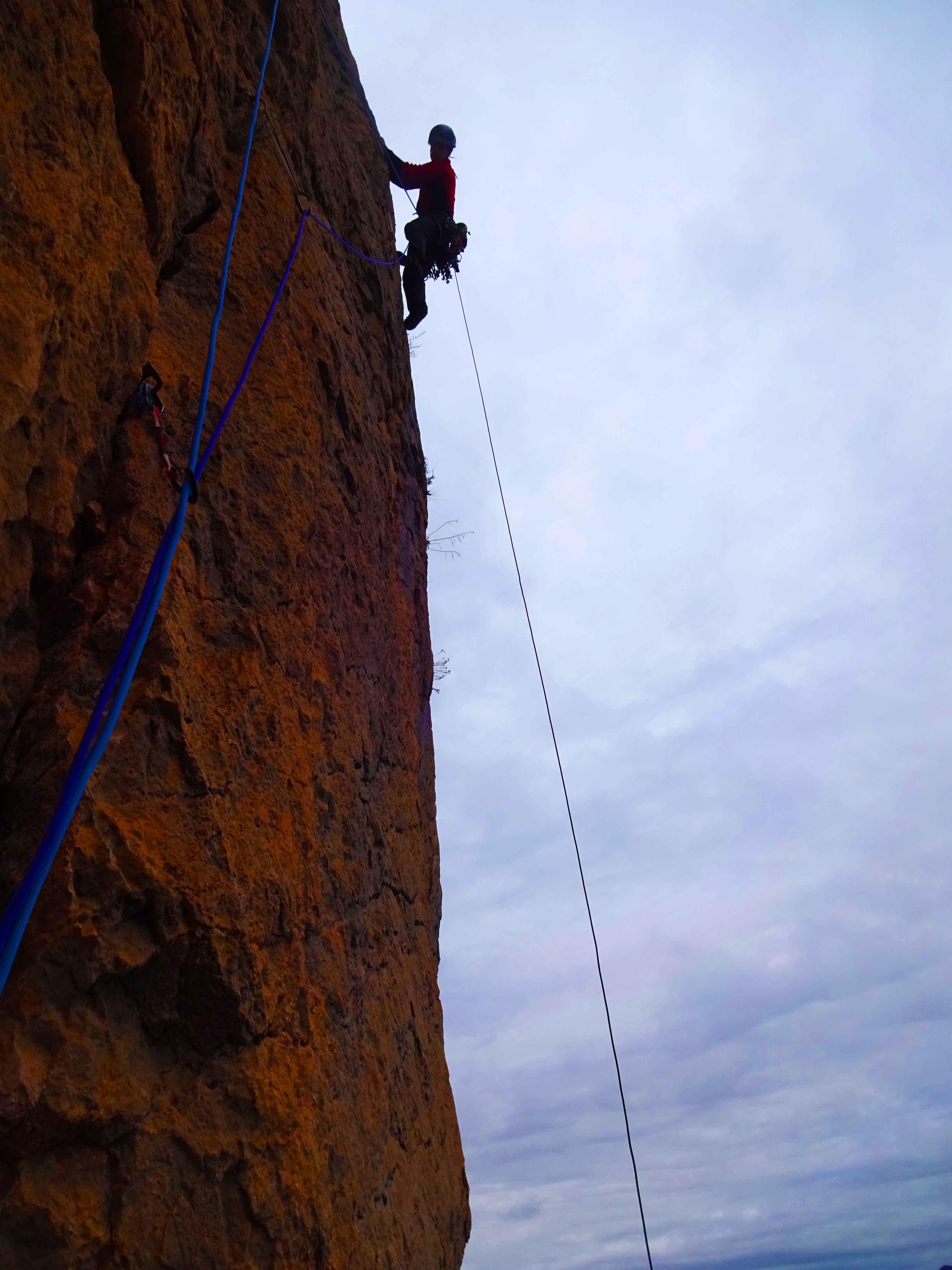 L'EIX DEL MAL 8b 340m Faust abriendo el 7. largo (6c+)