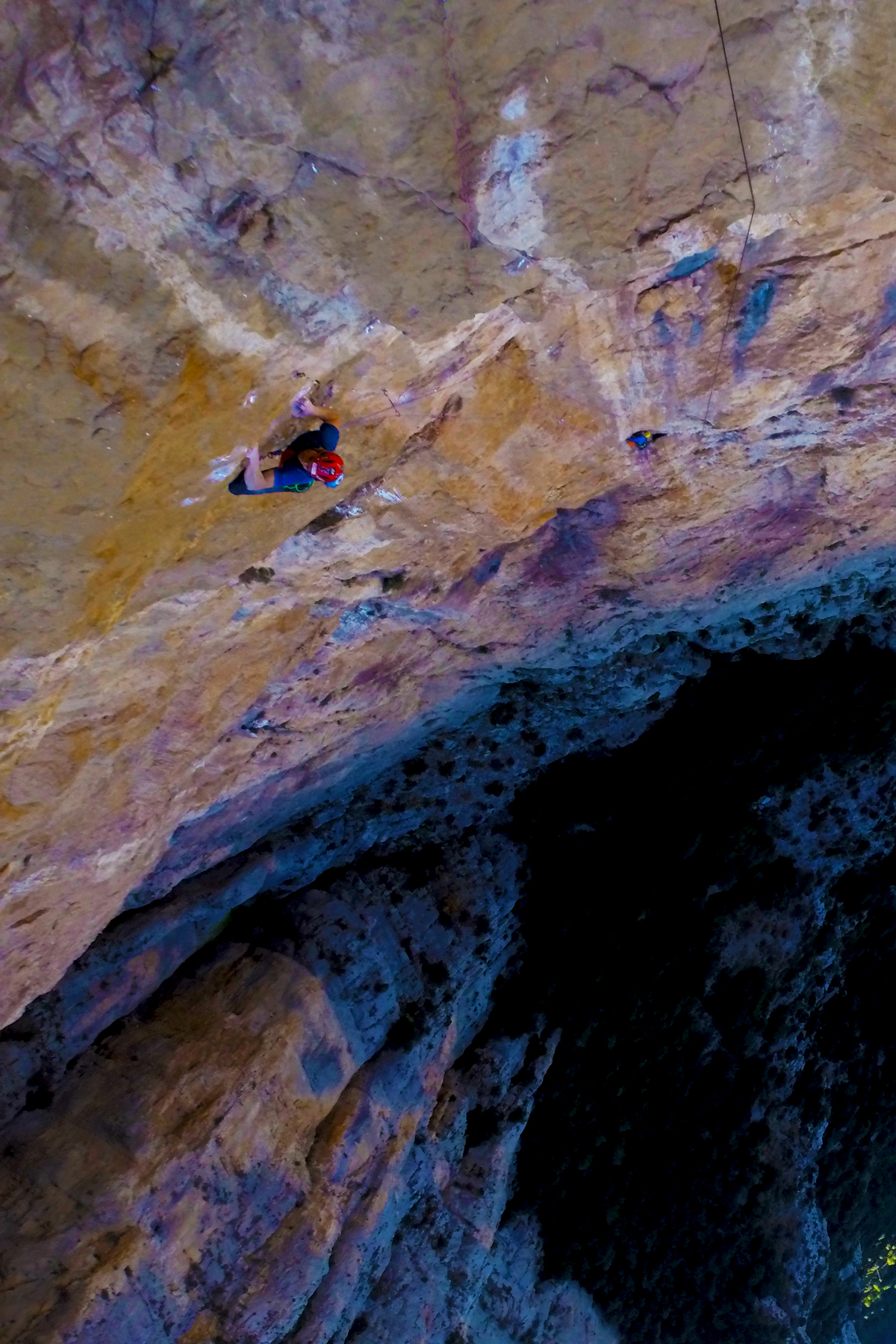 L'EIX DEL MAL 8b 340m Ekaitz encadenando el 5. largo (8b)