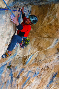 Faust durante la apertura escalando el 6. largo (8a)