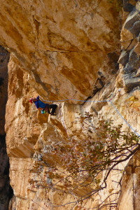 Ekaitz escalando el 4 largo (7c)